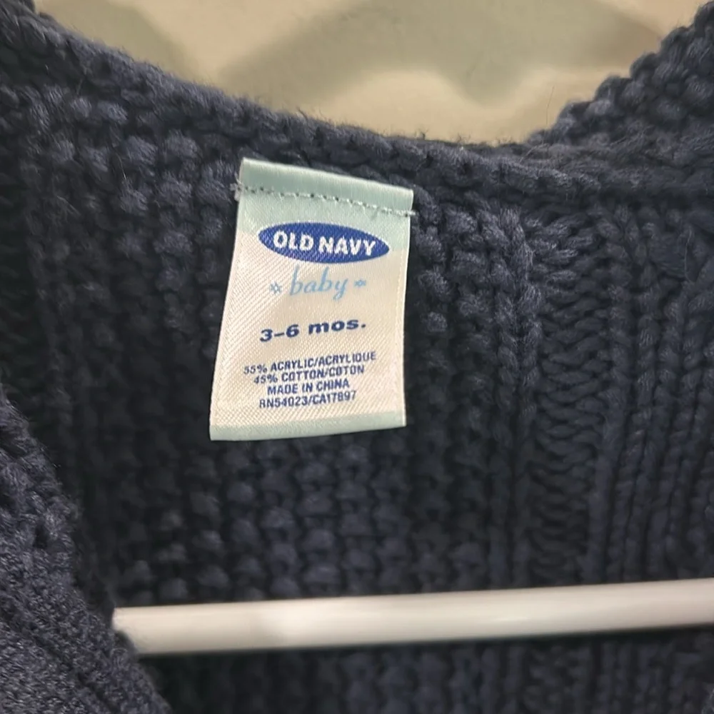 𝅺Old Navy Knitted ZipUp Hooded sweater jacket w/lovely knit patterns size 3-6M